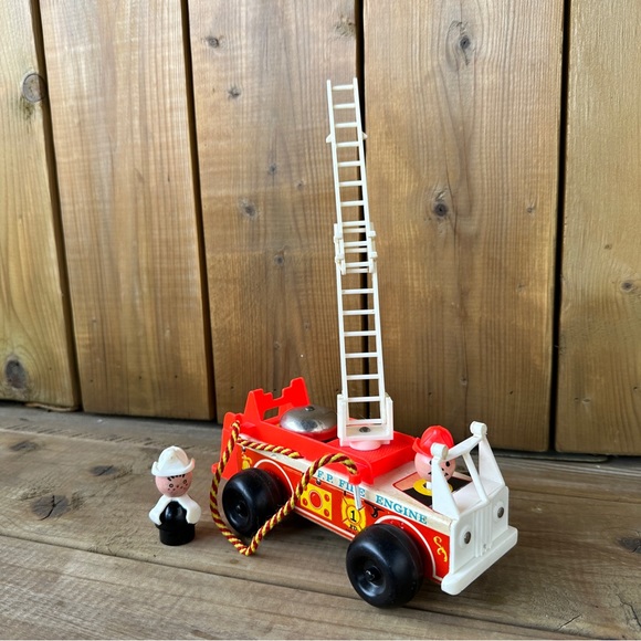 1968 Toy Fire Truck and little people wooden Fireman. - Picture 1 of 10